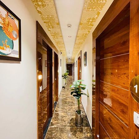 Hotel Avenue Sky Ahmedabad Bagian luar foto