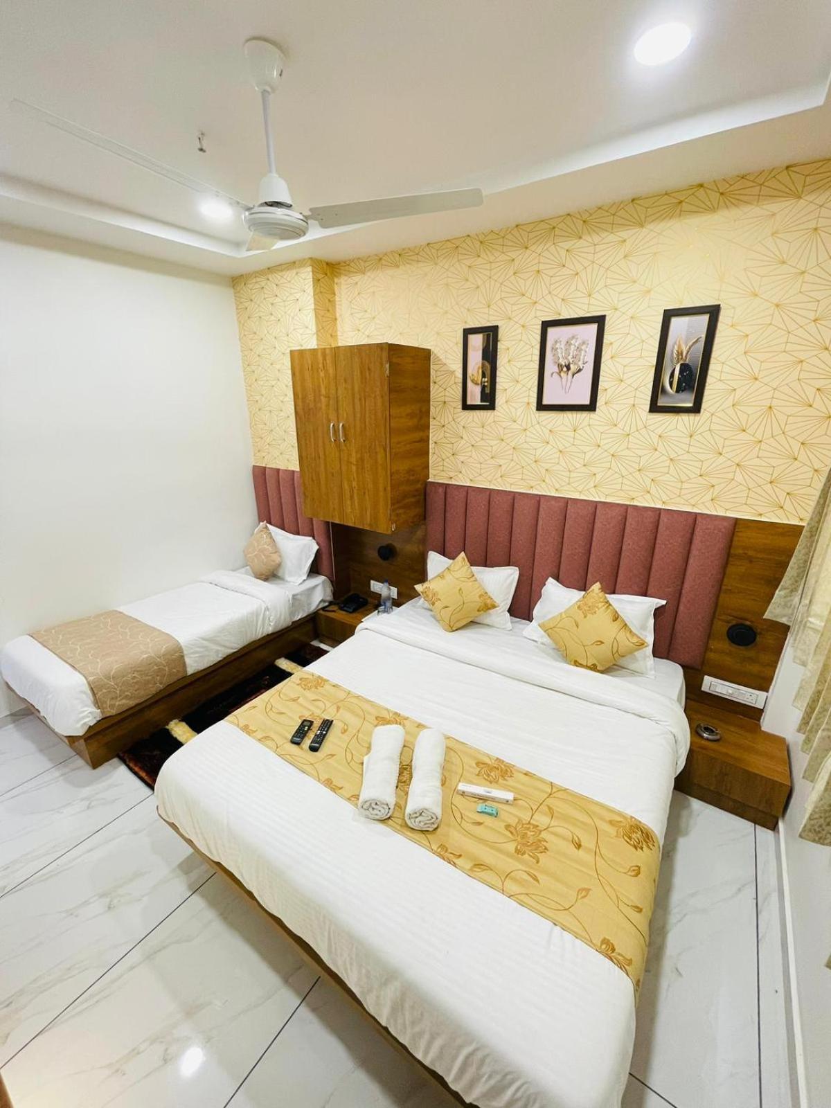 Hotel Avenue Sky Ahmedabad Bagian luar foto