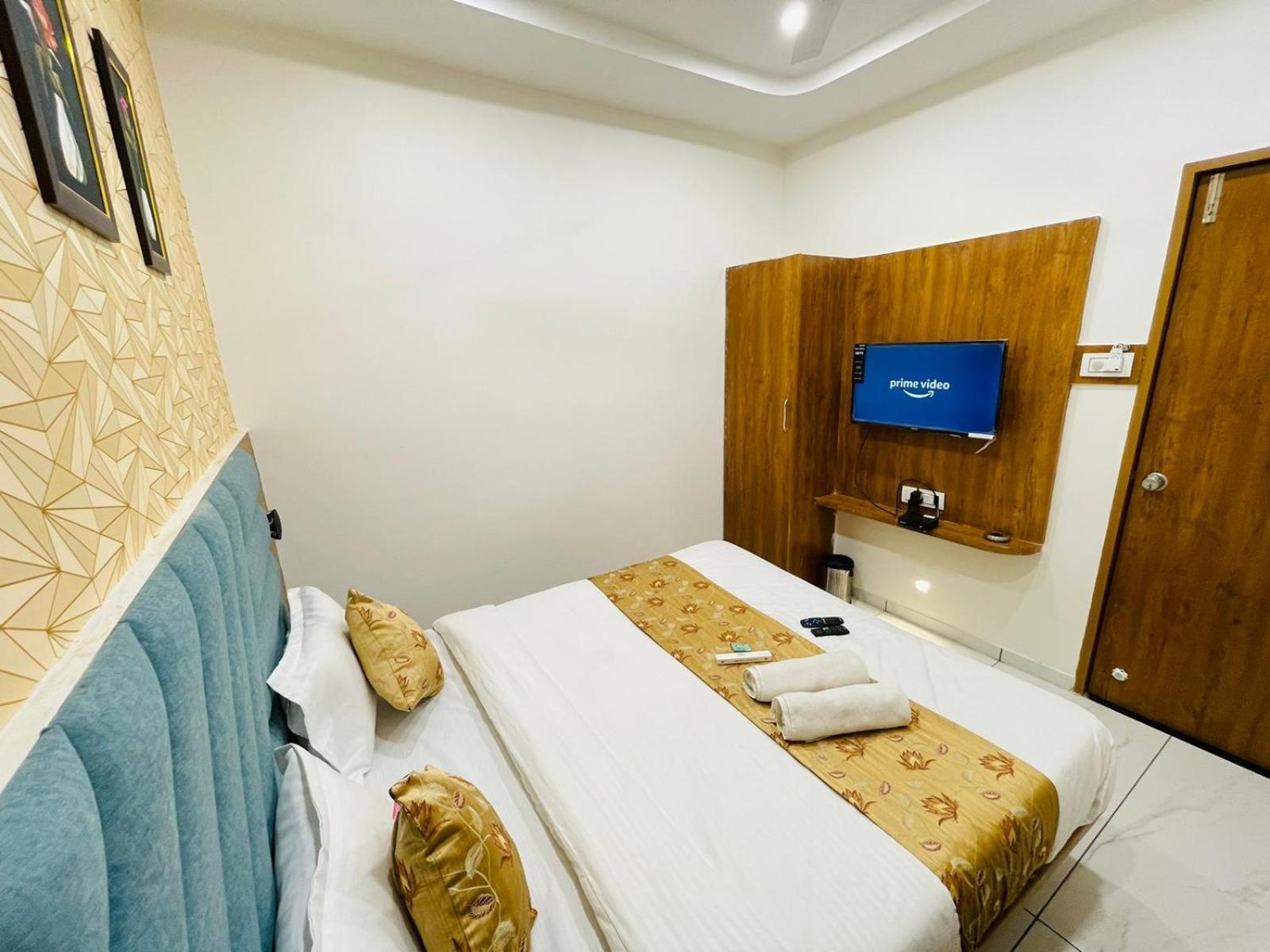 Hotel Avenue Sky Ahmedabad Bagian luar foto