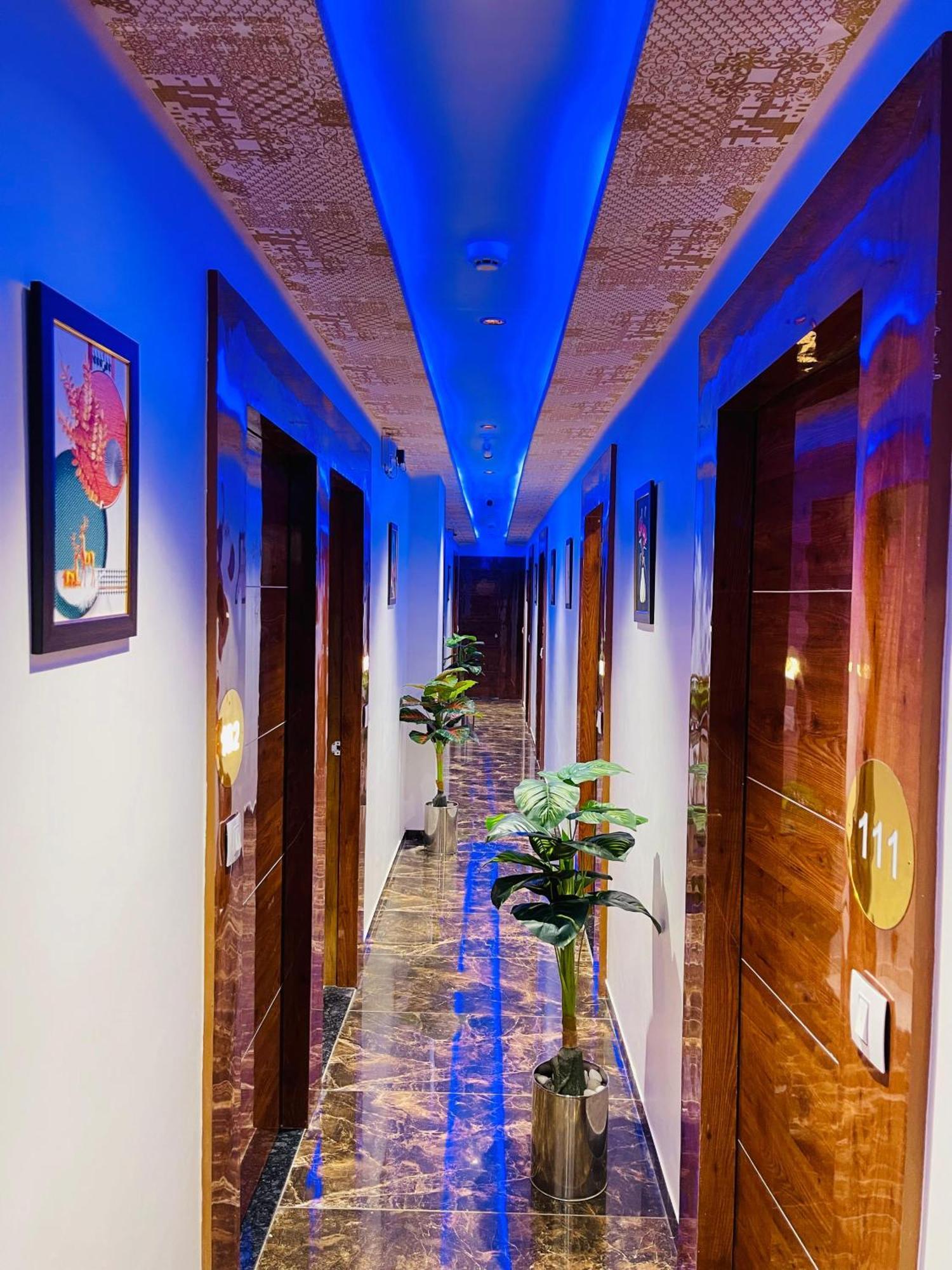 Hotel Avenue Sky Ahmedabad Bagian luar foto