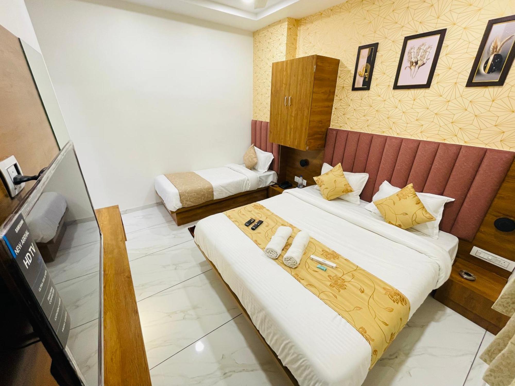 Hotel Avenue Sky Ahmedabad Bagian luar foto
