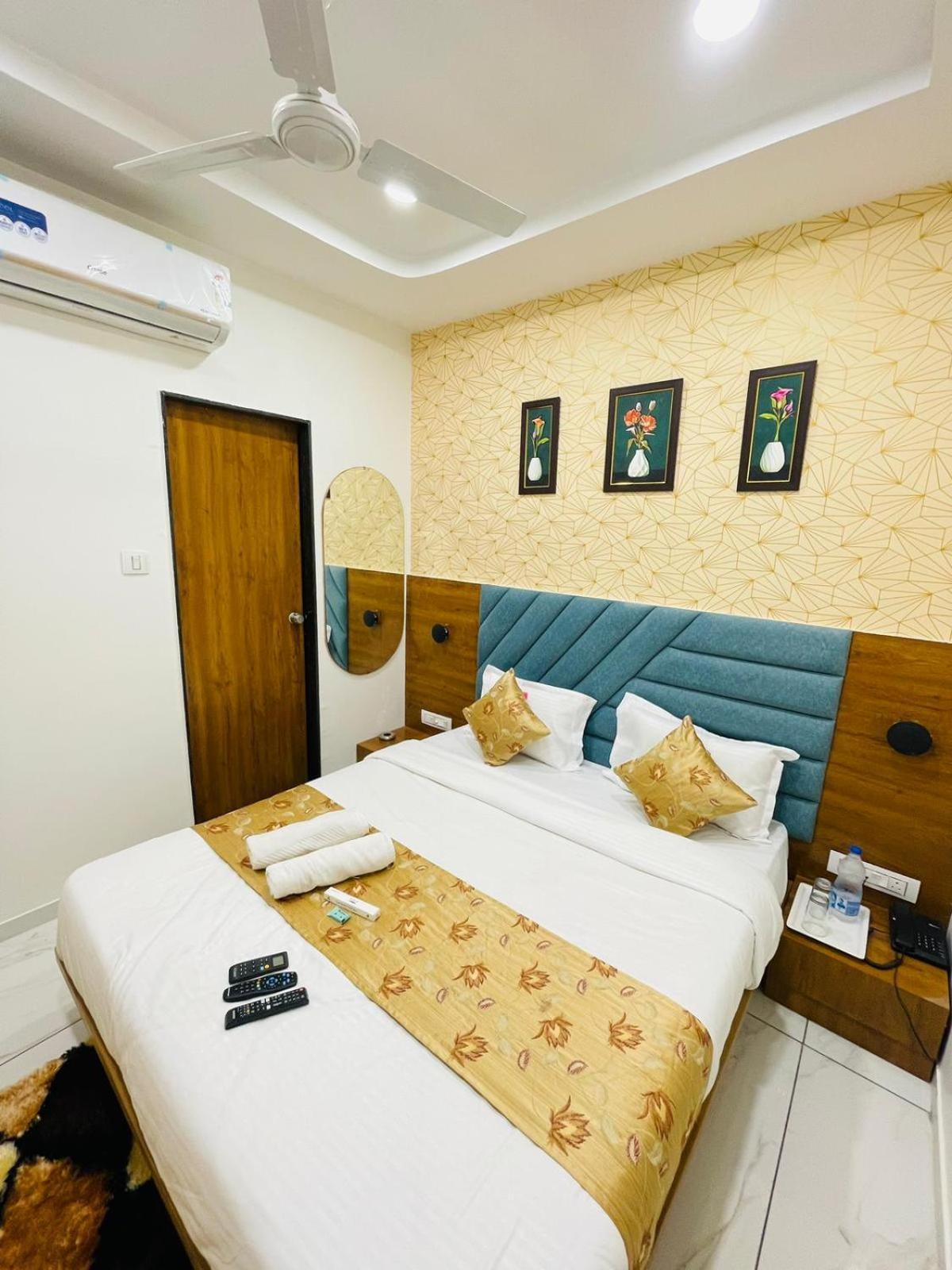 Hotel Avenue Sky Ahmedabad Bagian luar foto