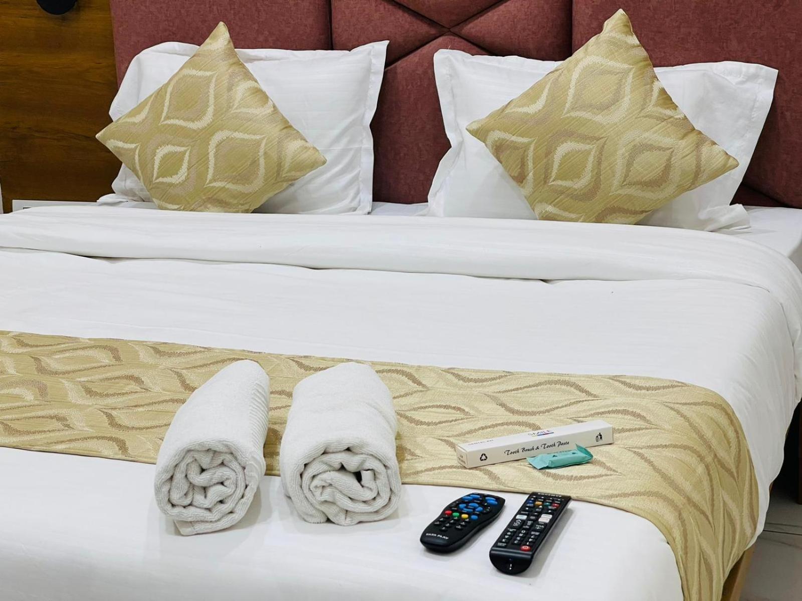 Hotel Avenue Sky Ahmedabad Bagian luar foto